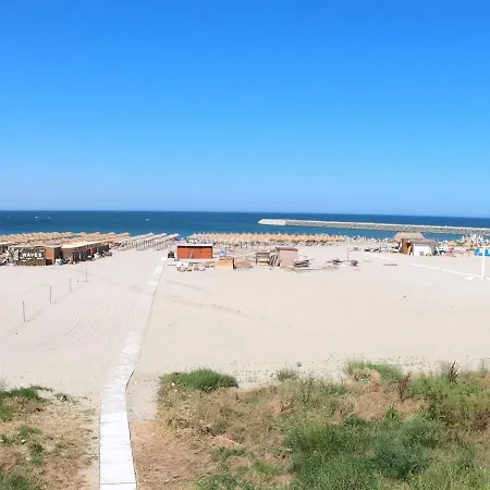 Apartament Tedy,faleza Nord La 60 M De Mare アパート コンスタンツァ